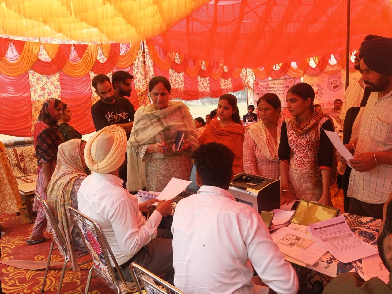 जलालपुर जन सुविधा शिविर में एसडीएम मंजीत कौर ने लोगों की शिकायतें सुनीं